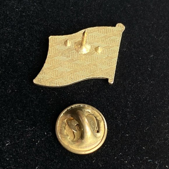 Vintage Enamel US Flag Pin For Lapel Hat Lanyard Patriotic American Pinback - Picture 5 of 5